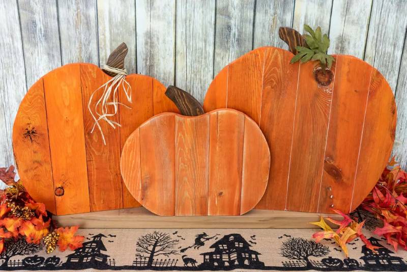DIY pallet pumpkin trio