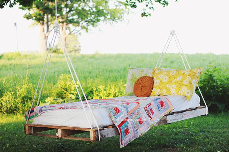 DIY pallet swing bed