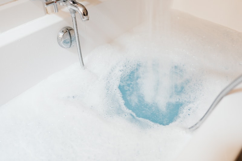 Filling bathtub with water