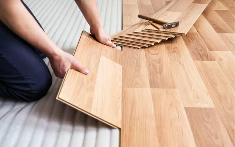Installing laminated floor