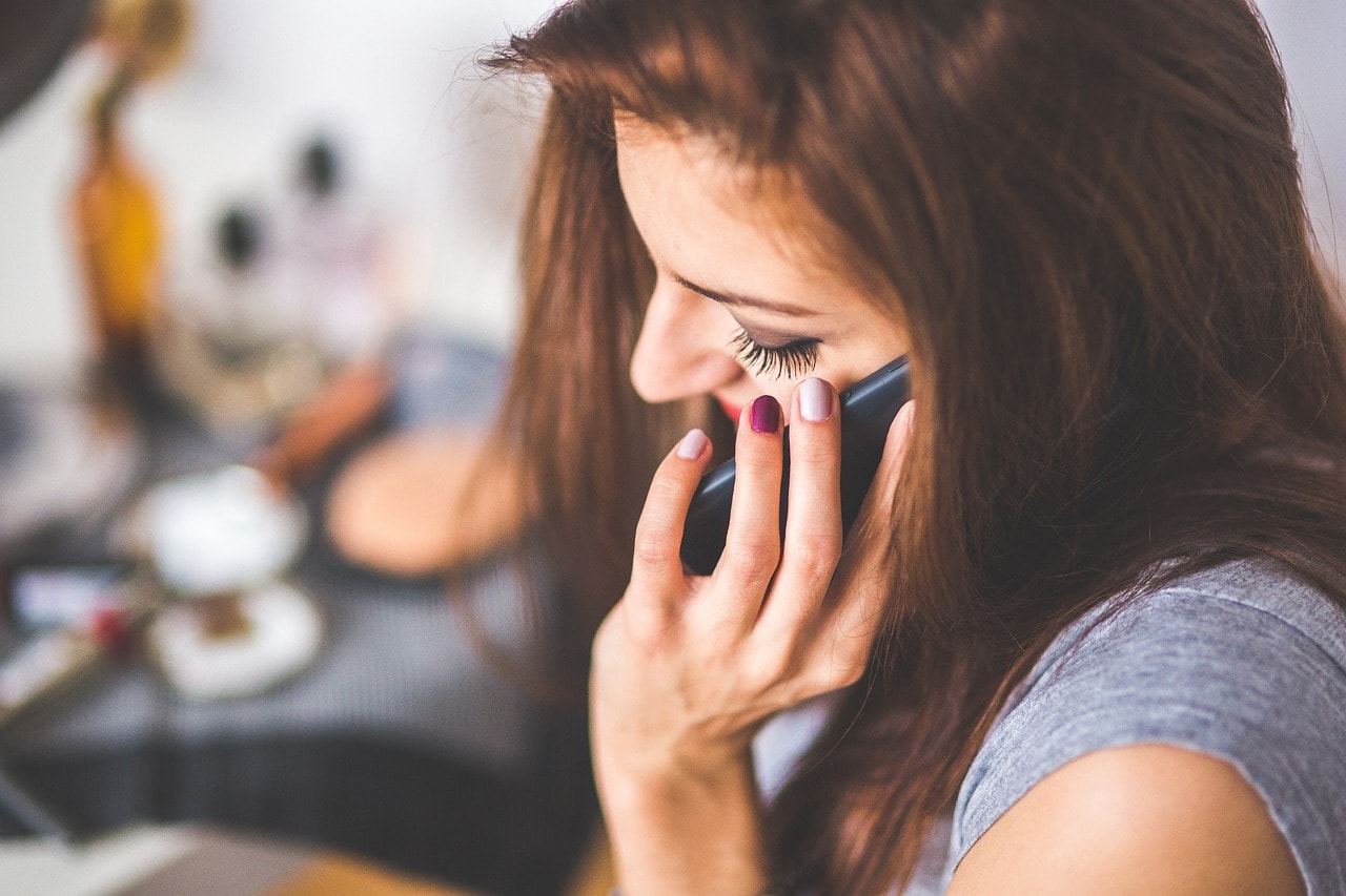 Woman talking to the phone