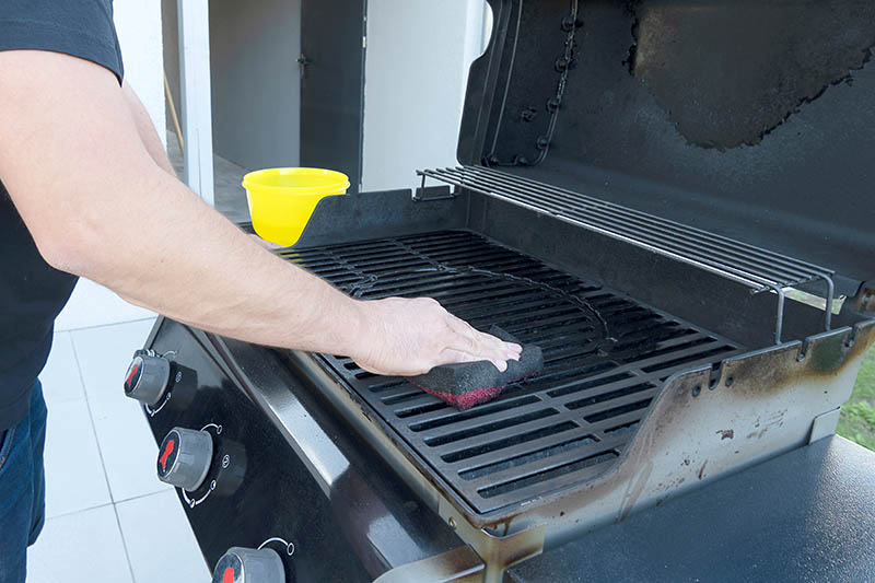 cleaning the grate of grill