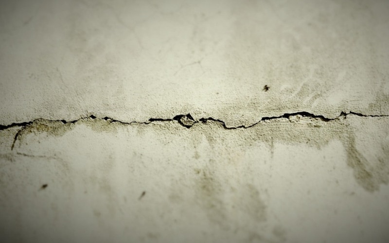 horizontal crack on concrete surface