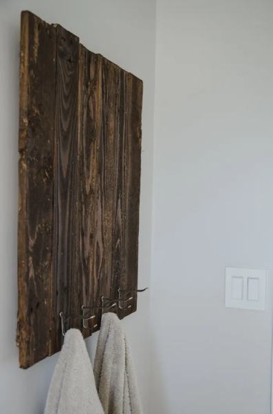 DIY TOWEL RACK FROM FREE PALLET WOOD