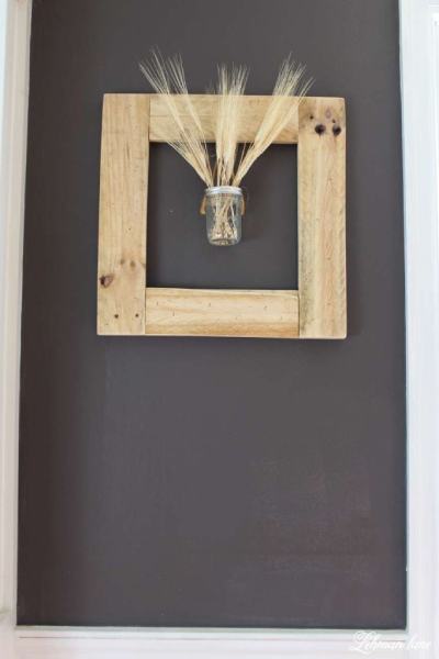 EASY DIY SQUARE PALLET PICTURE FRAME WREATH IN 1 HOUR