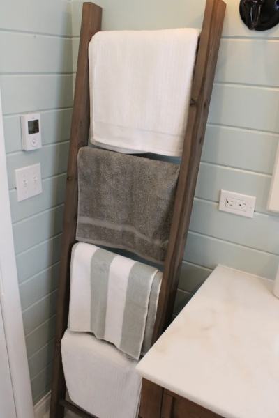HOW TO BUILD A RUSTIC TOWEL LADDER