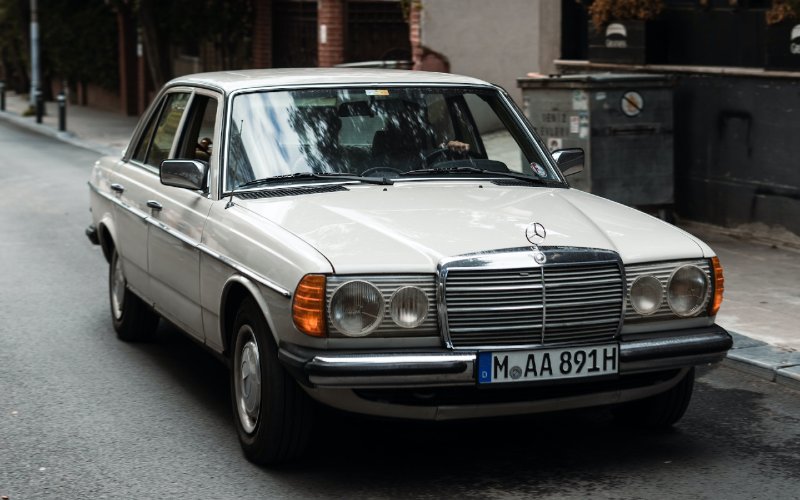 Mercedes Benz W123 E Class car