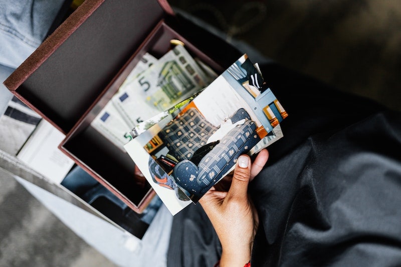 Person holding a photographs