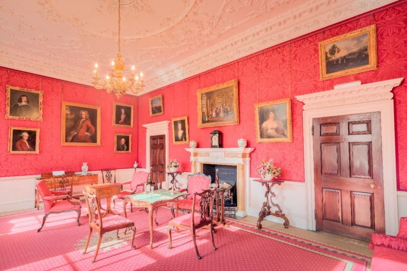 Pink accent drawing room