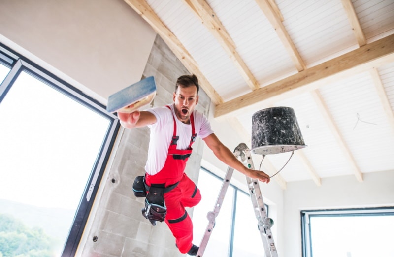 construction worker fall fronn the ladder