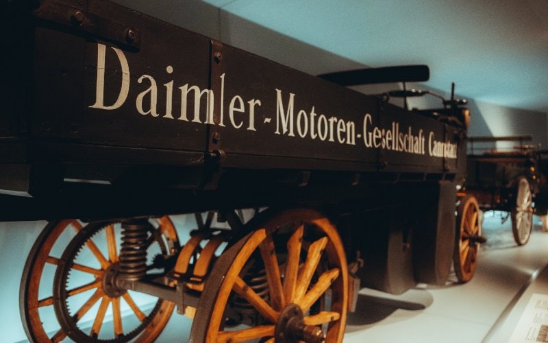 old daimler vehicle in mercedez benz museum