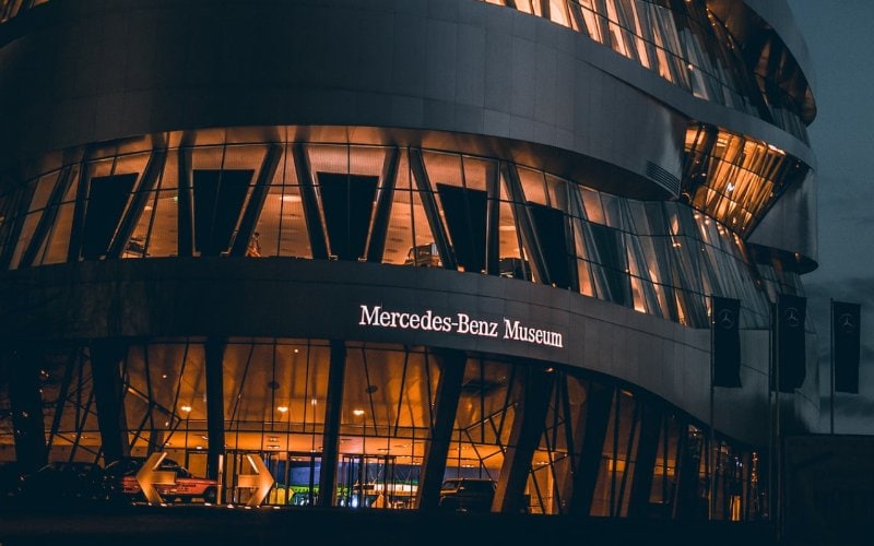 the outside of mercedes benz museum at night