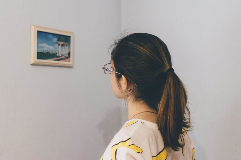 young lady looking at the painting