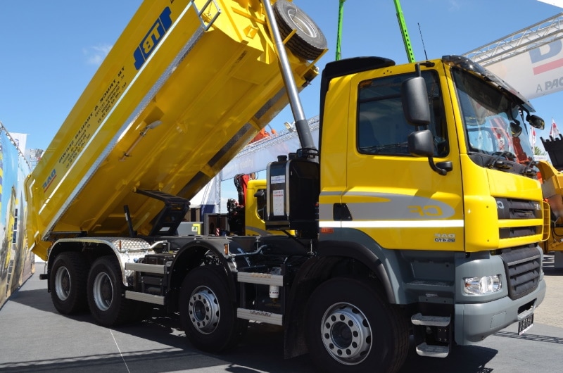 Dump truck using hydraulic lift system