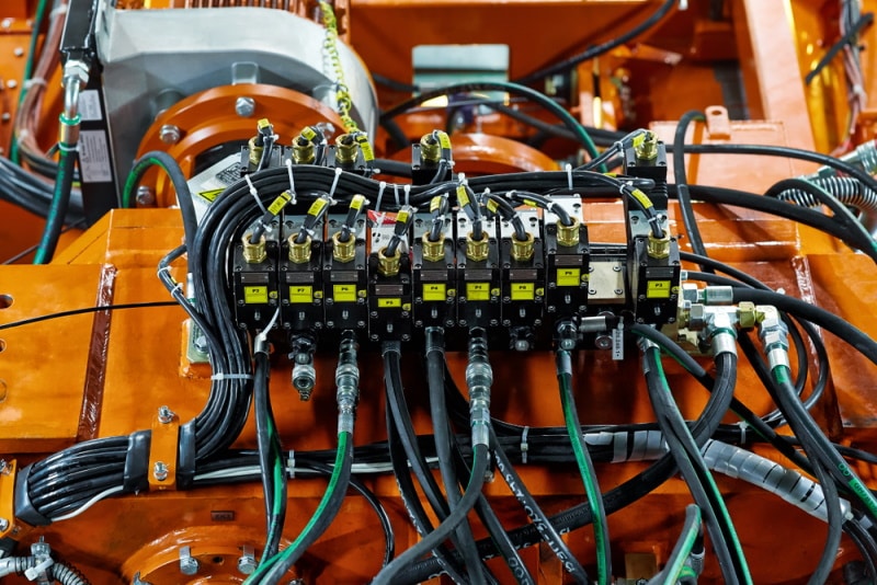 Hydraulic hose drive system on a machinery