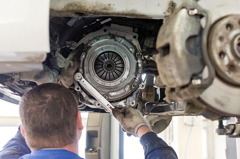 Replacing the clutch disc of a gearbox on a car at a service station