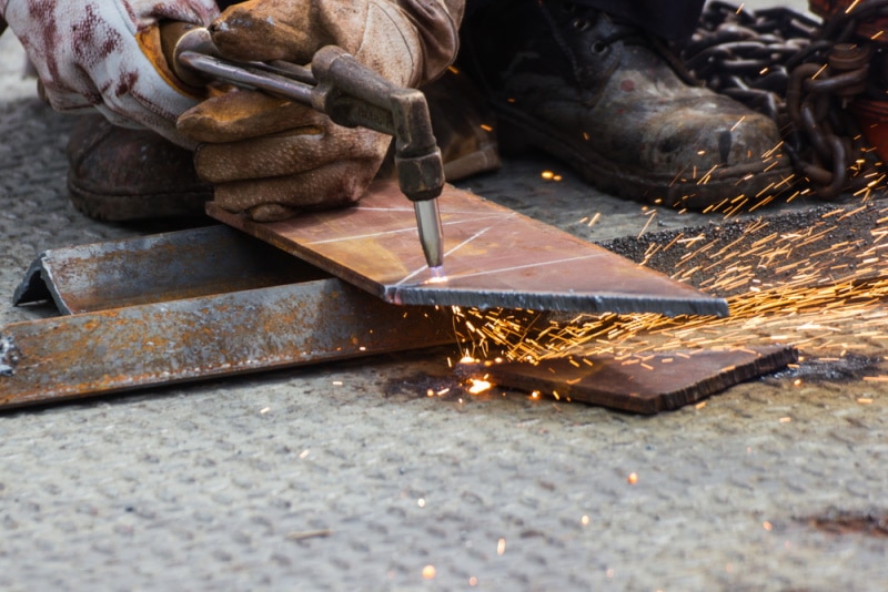Using a plasma cutter to cut steel bar