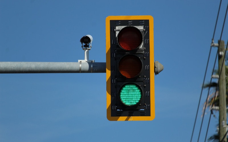 green traffic light lit up