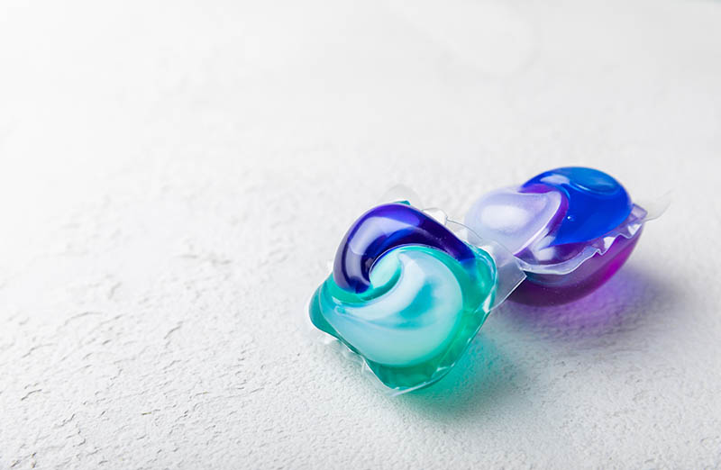 Capsules for washing laundry detergents