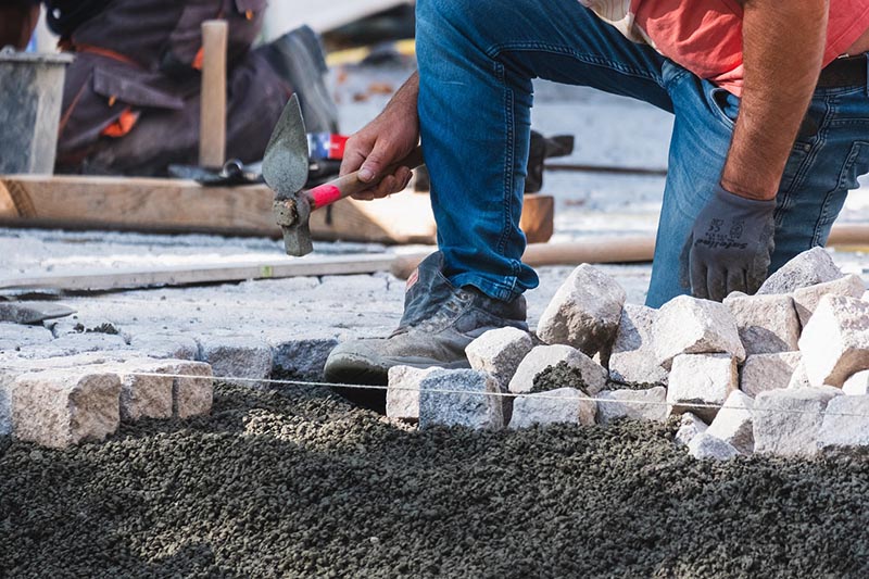 Worker working on pavers René Bittner, Pixabay