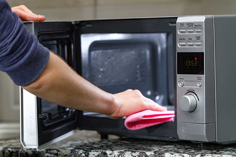 cleaning microwave oven