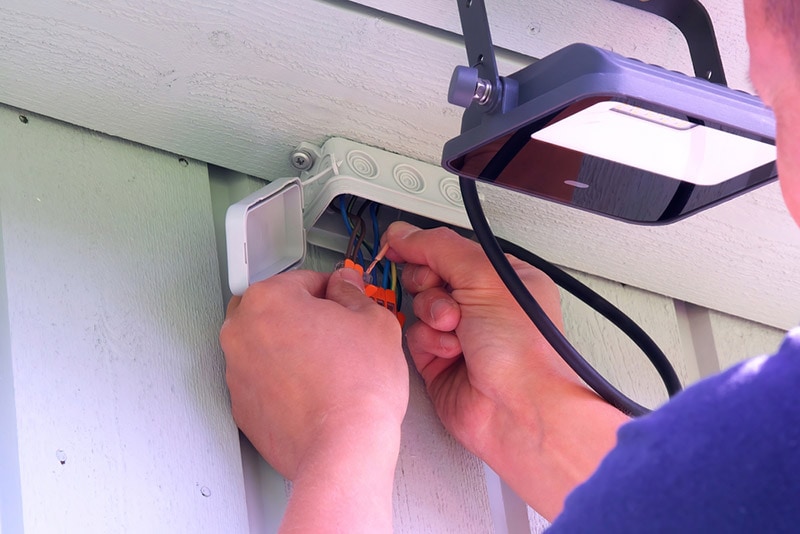 electrical connection of the floodlight in the junction box