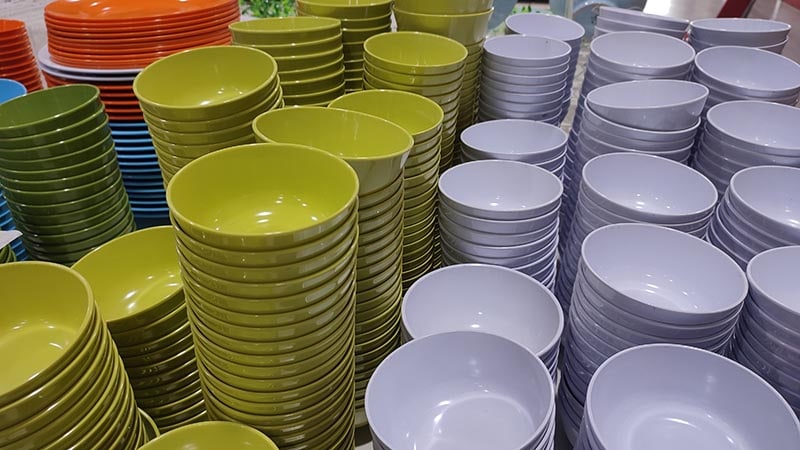 melamine plates of various colors