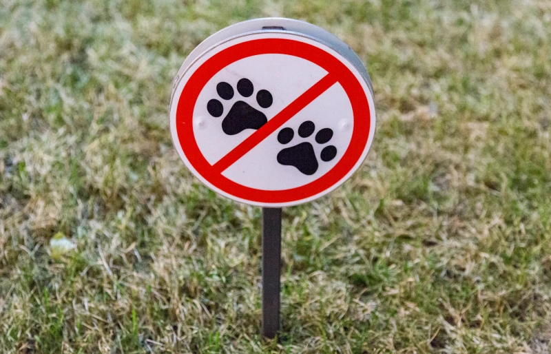 no animals and pets on the grass sign