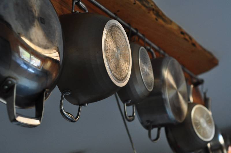 pots stores on pot rail