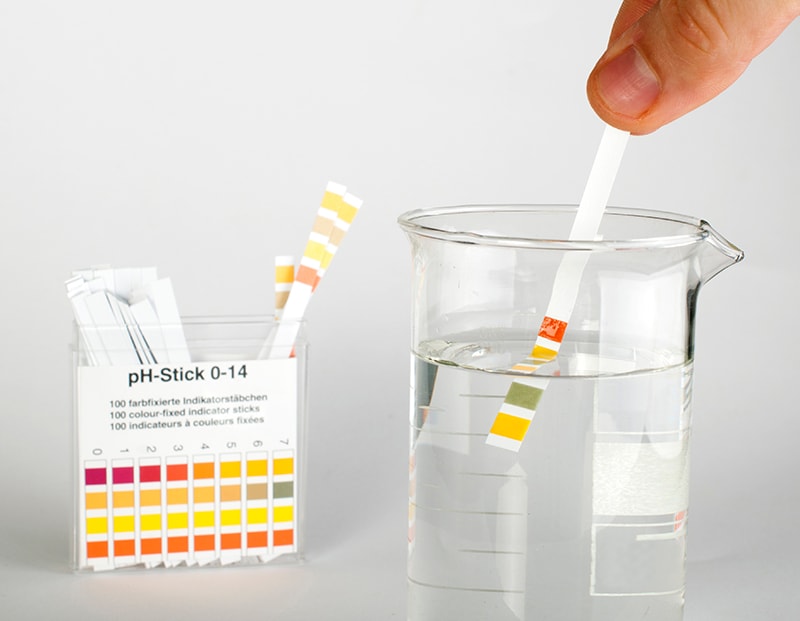 testing pH level of water