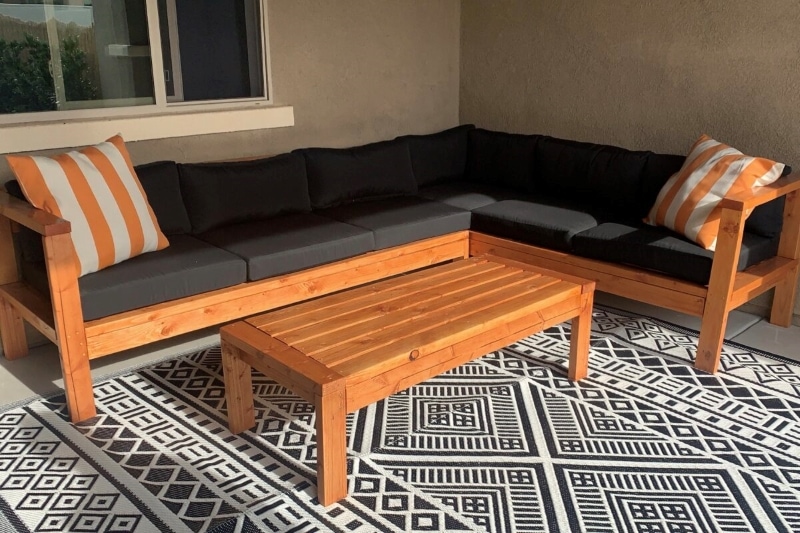 diy outdoor sectional _ matching coffee table
