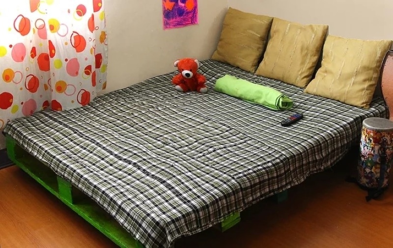 diy pallet bed frame