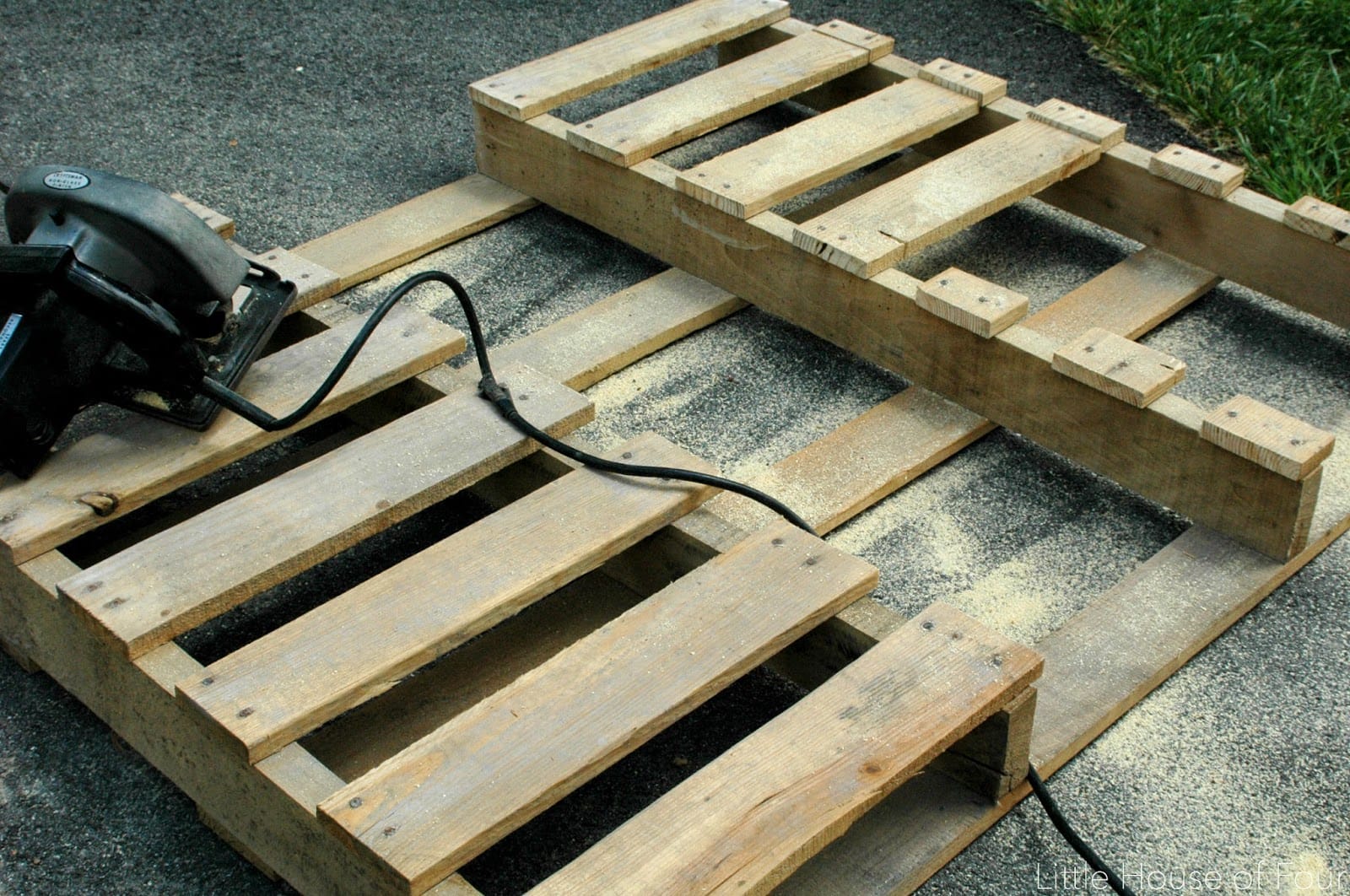 DIY Rustic Pallet Frames by little house off our